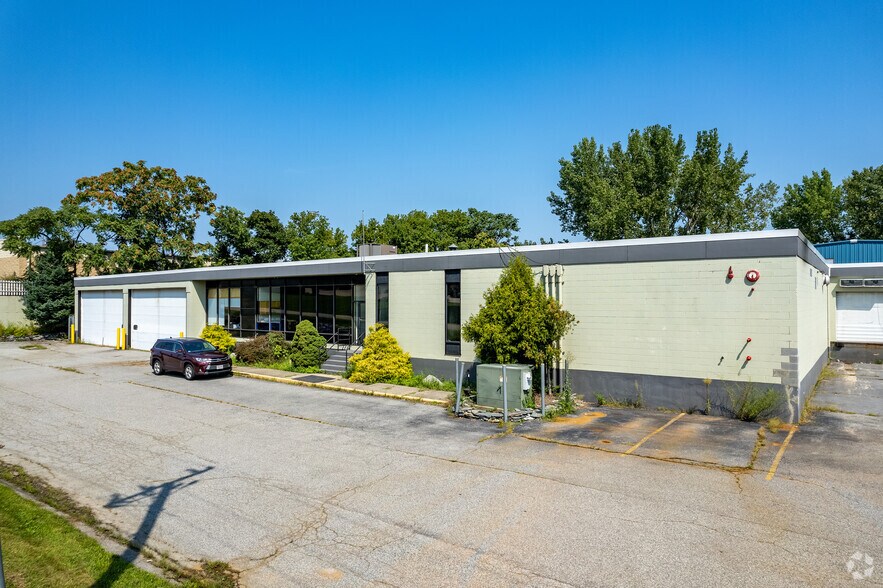 2266 Pawtucket Ave, East Providence, RI à louer - Photo principale – Image 1 sur 10