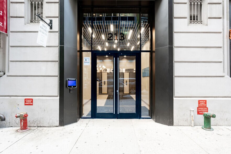 213 W 35th St, New York, NY à louer - Photo de l’immeuble – Image 3 sur 4