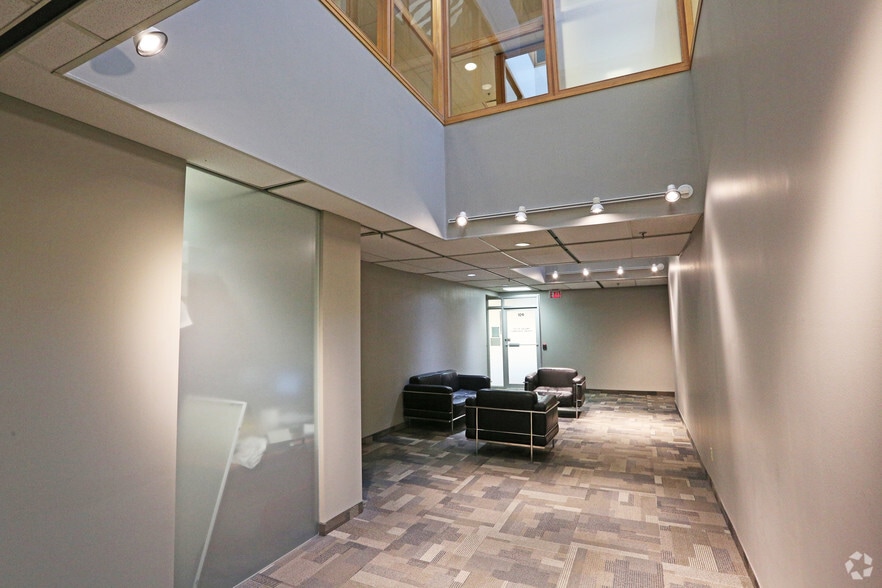 2116 27th Ave NE, Calgary, AB à louer - Photo intérieure – Image 2 sur 8