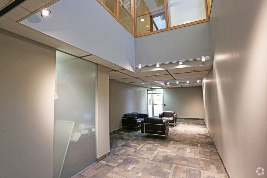 2116 27th Ave NE, Calgary, AB à louer - Photo intérieure – Image 2 sur 8