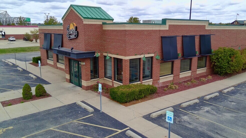 900 Riverside, East Peoria, IL à vendre - Photo de l’immeuble – Image 1 sur 18