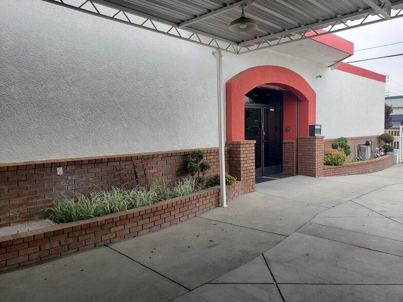 852 S Alta Vista Ave, Monrovia, CA à louer - Photo de l’immeuble – Image 3 sur 16