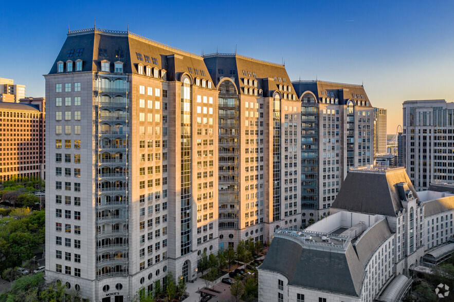 100 Crescent Ct, Dallas, TX à louer - Photo de l’immeuble – Image 1 sur 7