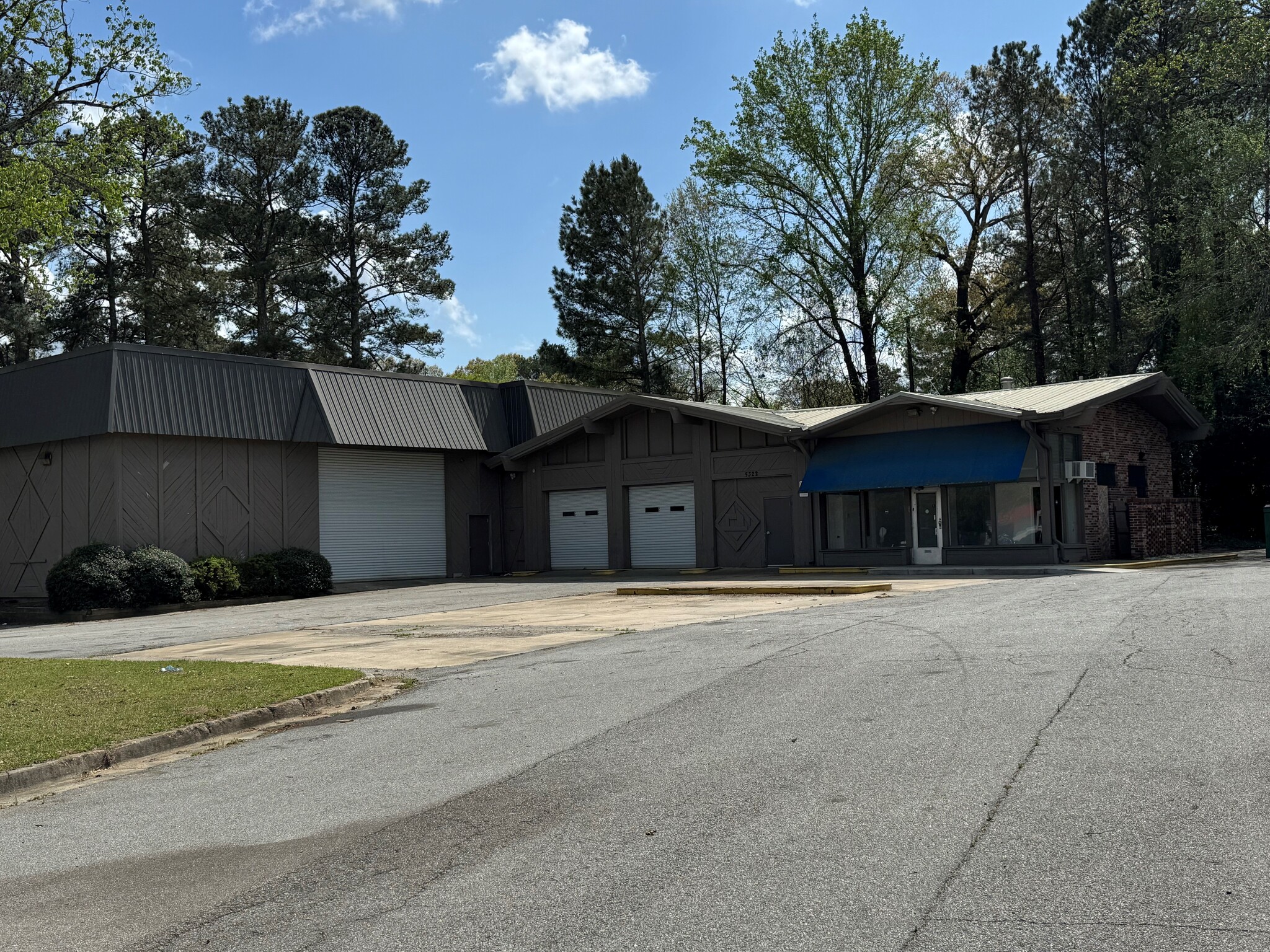 5322 S Cobb Dr, Smyrna, GA à louer Photo de l’immeuble– Image 1 sur 2