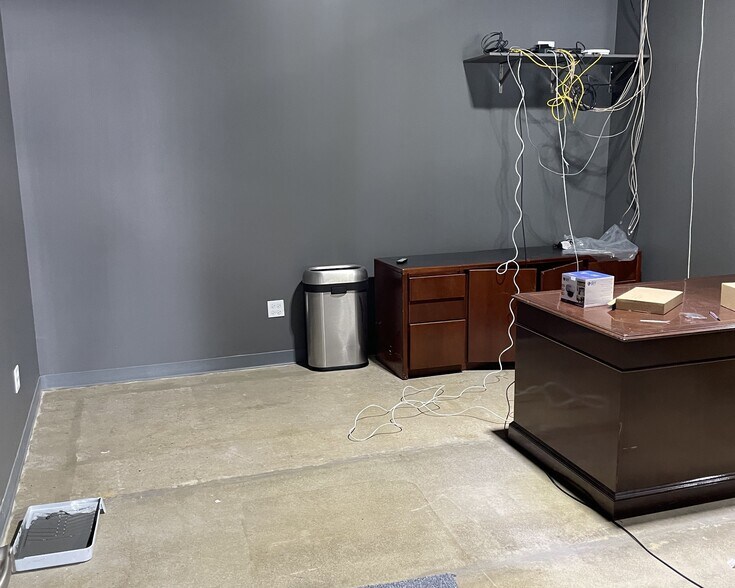 832 W Rollins Rd, Round Lake, IL à louer - Photo de l’immeuble – Image 3 sur 13