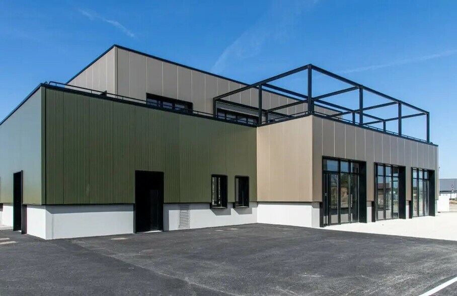 Local d'activités dans Toussieu à vendre - Photo de l’immeuble – Image 2 sur 6