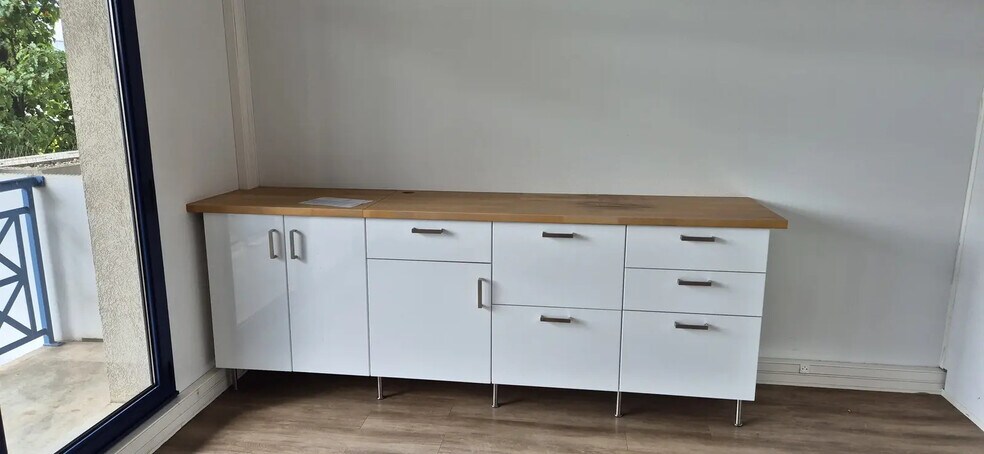 Bureau dans Bron à louer - Photo de l’immeuble – Image 2 sur 9