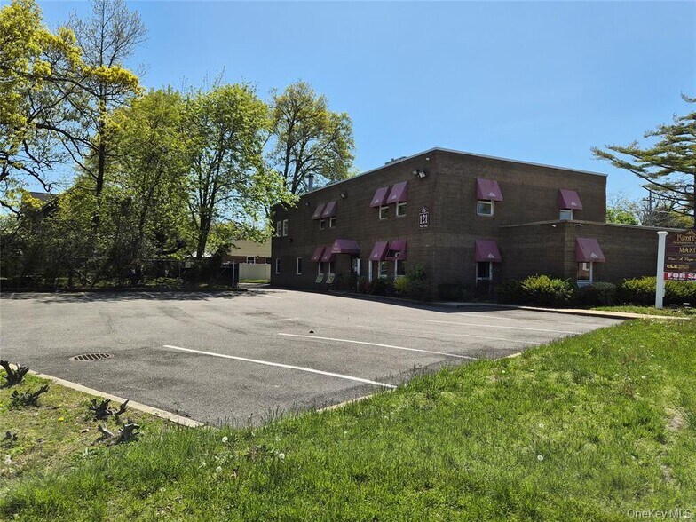 121 W Oak St, Amityville, NY à vendre - Photo de l’immeuble – Image 2 sur 23