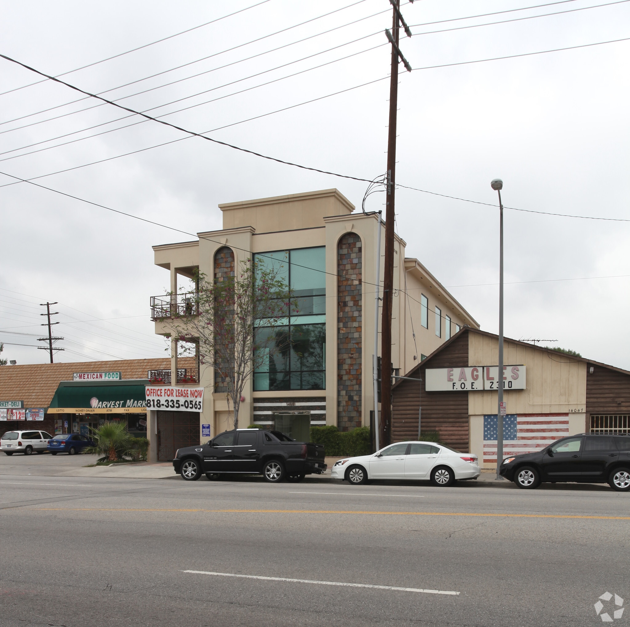 14051 Burbank Blvd, Van Nuys, CA à louer Photo principale– Image 1 sur 5
