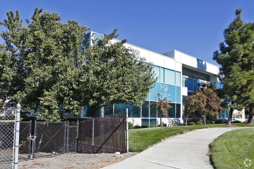6155 Stoneridge Dr, Pleasanton, CA à louer - Photo de l’immeuble – Image 3 sur 4