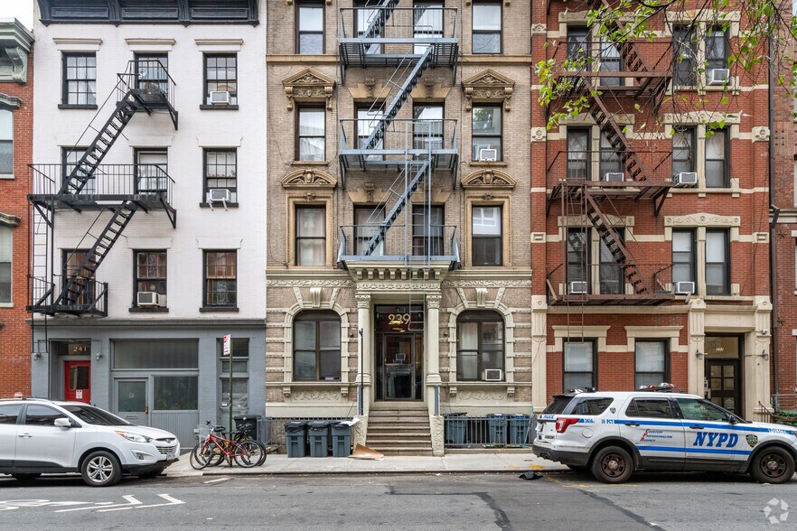 239 W 20th St, New York, NY à vendre - Photo de l’immeuble – Image 2 sur 33
