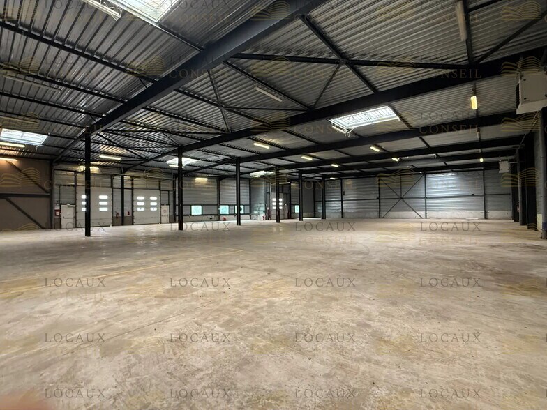 Local d’activités dans Montigny-le-Bretonneux à louer - Photo de l’immeuble – Image 3 sur 12