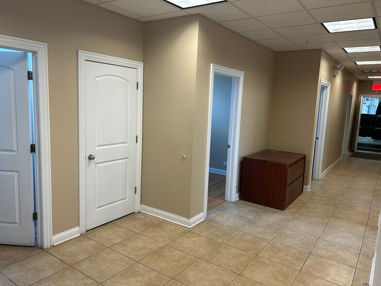 4202 Warren Ave, Hillside, IL à louer - Photo intérieure – Image 3 sur 9