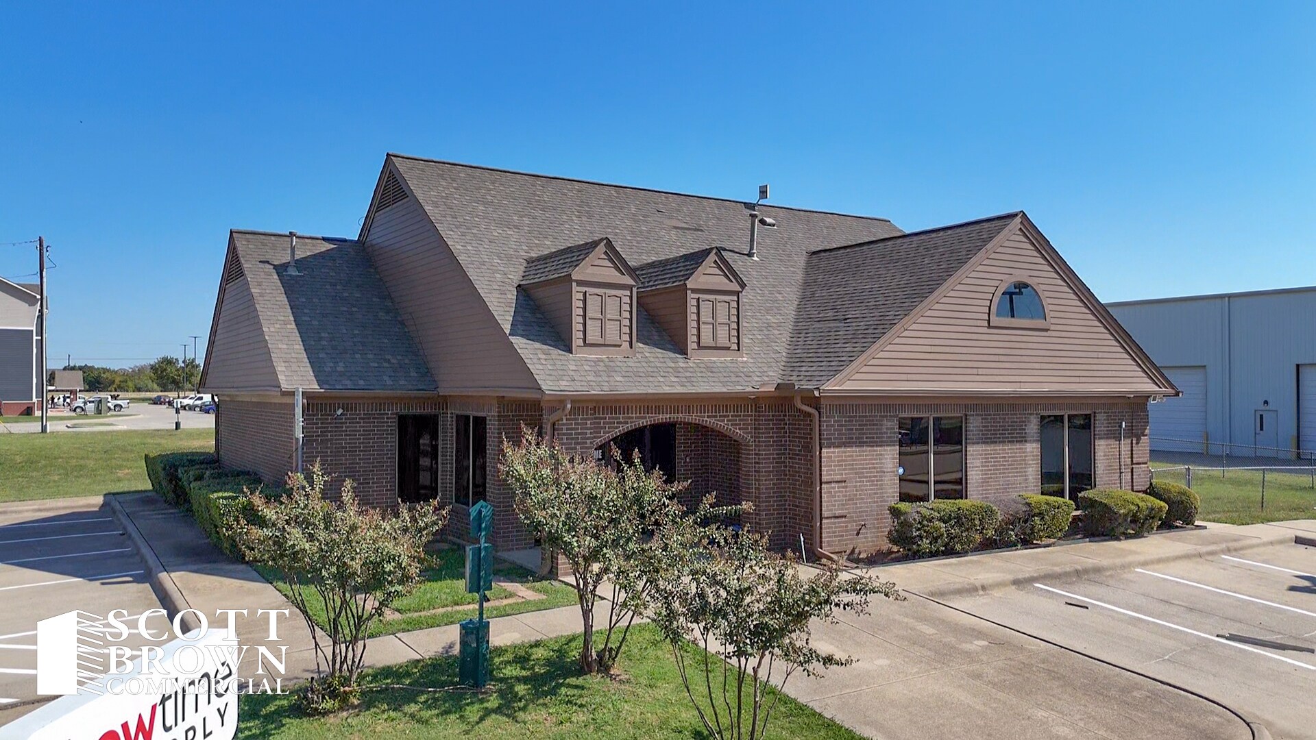 2400 Worthington St, Denton, TX à louer Photo de l’immeuble– Image 1 sur 16