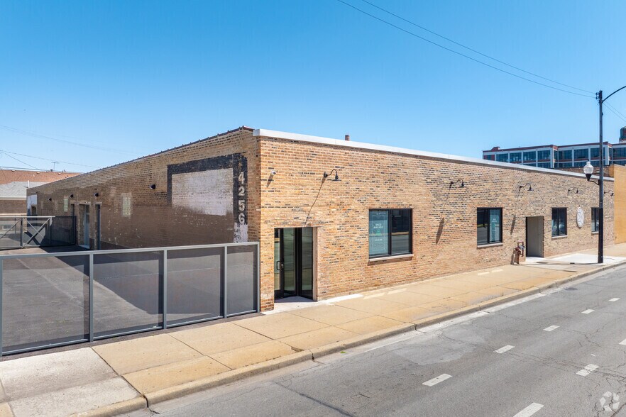 4256 W Diversey Ave, Chicago, IL à louer - Photo de l’immeuble – Image 1 sur 18