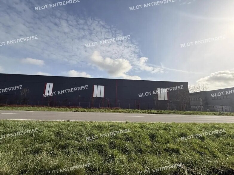 Local d’activités dans Noyal-Châtillon-sur-Seiche à louer - Photo de l’immeuble – Image 2 sur 12