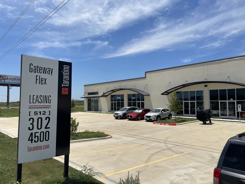 3021 N IH-35, San Marcos, TX à louer - Photo de l’immeuble – Image 2 sur 10