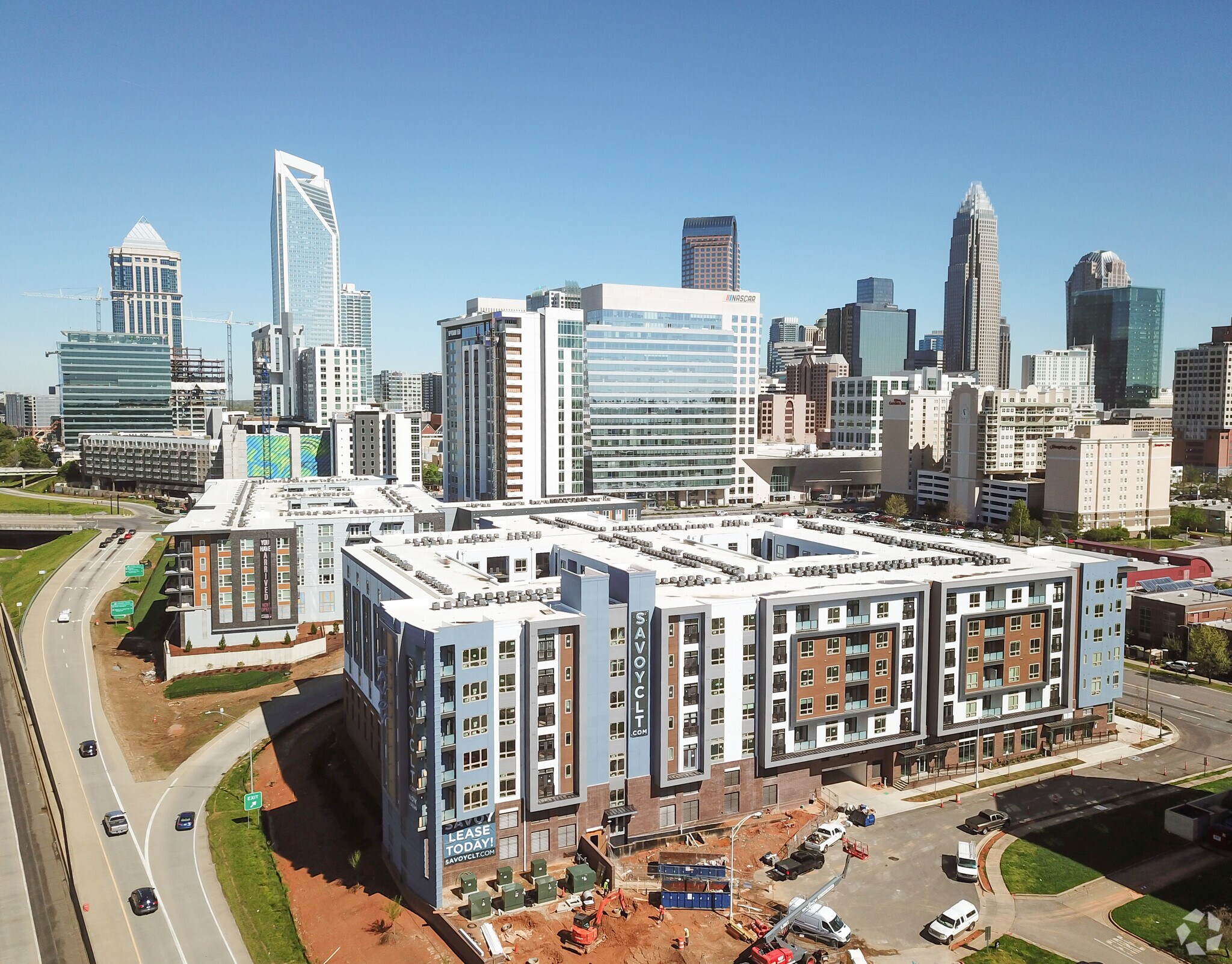 650 E Brooklyn Village Ave, Charlotte, NC à louer Photo principale– Image 1 sur 110