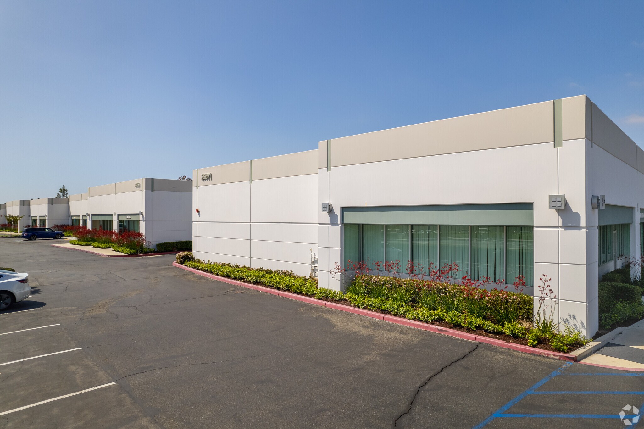 25691 Atlantic Ocean Dr, Lake Forest, CA à louer Photo principale– Image 1 sur 26