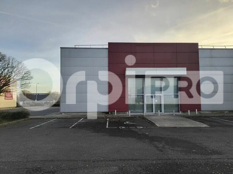 Local d’activités dans Bétheny à louer - Photo de l’immeuble – Image 3 sur 8