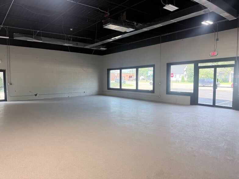 305-325 S Kennedy Dr, Bradley, IL à louer - Photo de l’immeuble – Image 3 sur 8