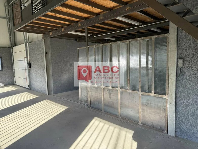 Local d’activités dans Saint-André à louer - Photo de l’immeuble – Image 3 sur 7