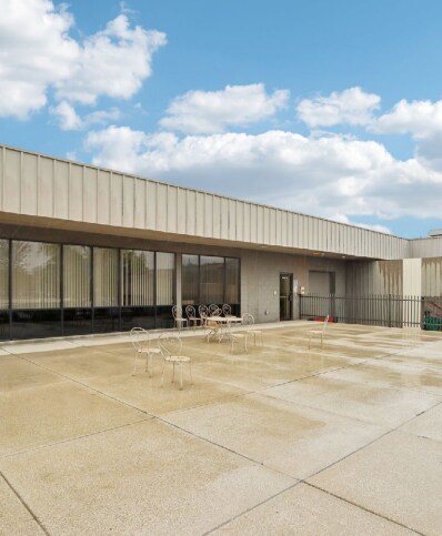 8200 W Tower Ave, Milwaukee, WI à louer - Photo de l’immeuble – Image 2 sur 11