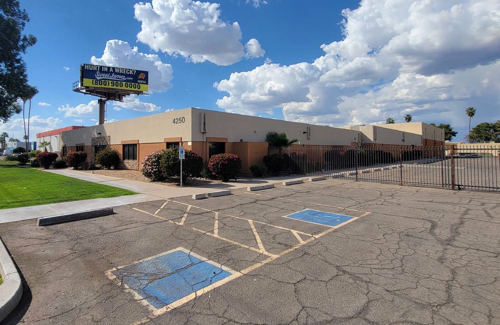 4250 E Broadway Rd, Phoenix, AZ à vendre Photo principale– Image 1 sur 6