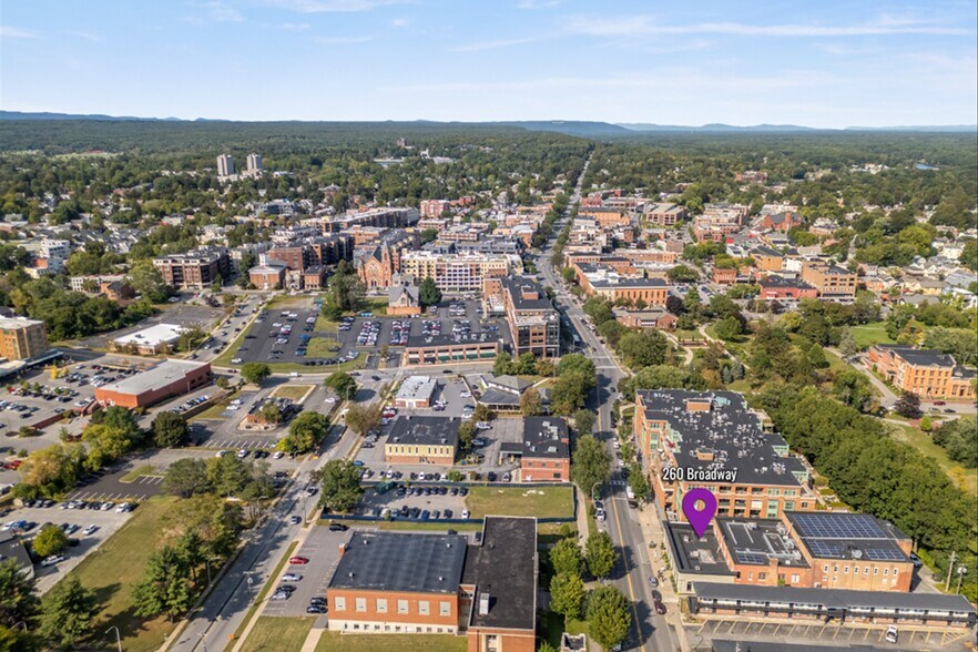 260 Broadway, Saratoga Springs, NY à louer - Photo de l’immeuble – Image 2 sur 31