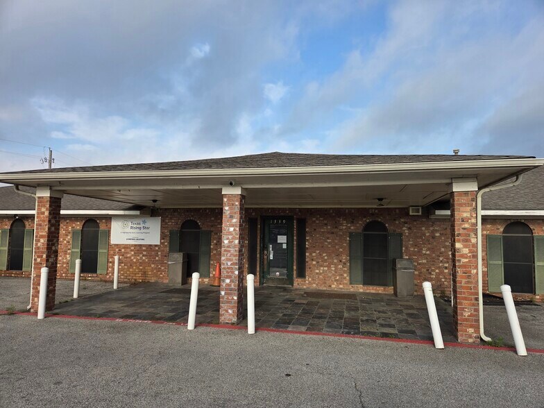 1339 N Masters Dr, Dallas, TX à vendre - Photo de l’immeuble – Image 2 sur 39