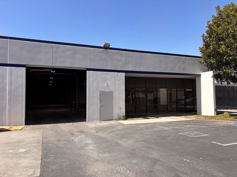 1421 N Daly St, Anaheim, CA à louer - Photo de l’immeuble – Image 2 sur 6