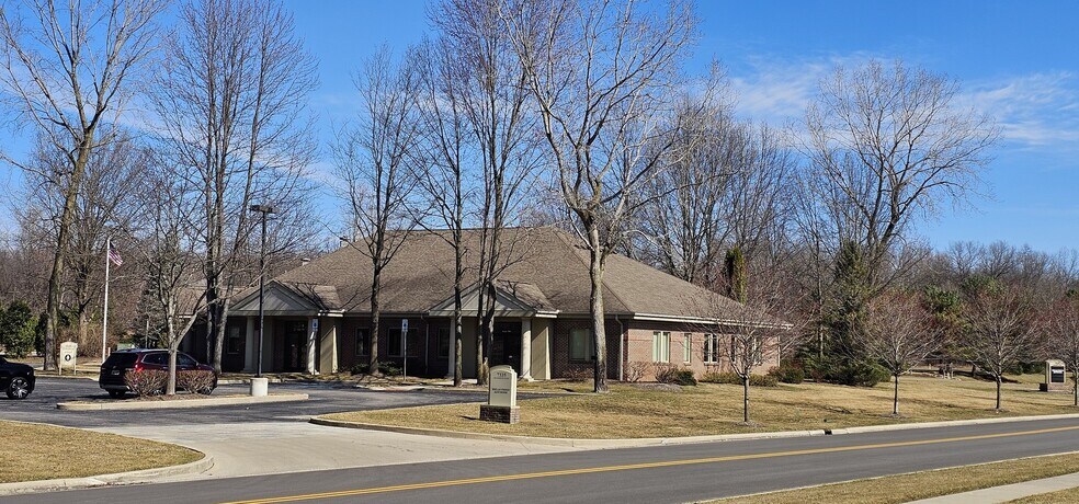 7335 Crossleigh Ct, Toledo, OH à louer - Photo de l’immeuble – Image 1 sur 13