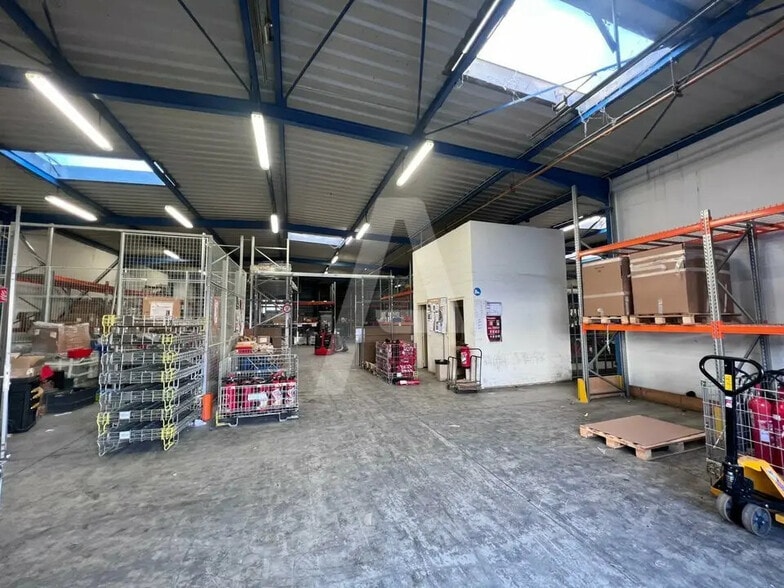 Local d’activités dans Ivry-sur-Seine à louer - Photo de l’immeuble – Image 3 sur 3