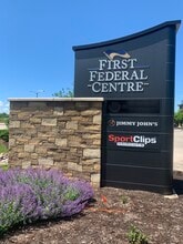 15500 W Greenfield Ave, Brookfield, WI à louer Photo de l’immeuble– Image 2 sur 2