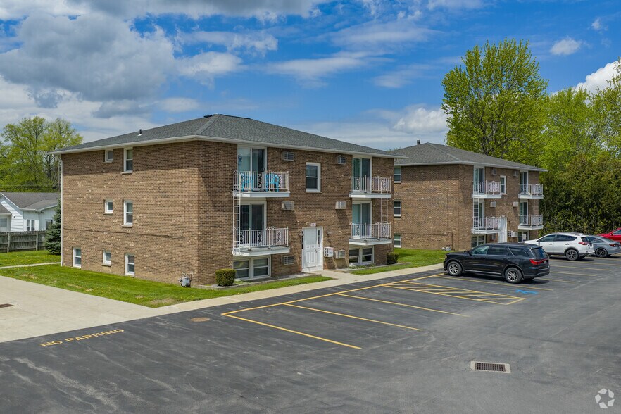 1392 Nash Rd, North Tonawanda, NY à vendre - Photo principale – Image 1 sur 24