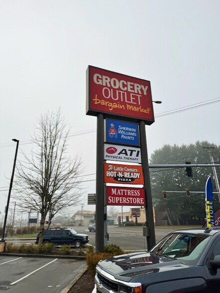 526 NE Highway 99W, McMinnville, OR à louer - Photo de l’immeuble – Image 2 sur 9