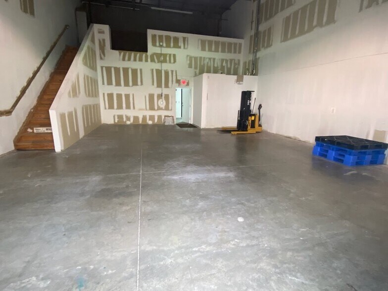585 NW Mercantile Pl, Port Saint Lucie, FL à vendre - Photo de l’immeuble – Image 2 sur 55