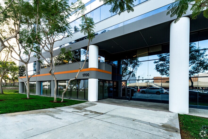1700 E Walnut Ave, El Segundo, CA à louer - Photo de l’immeuble – Image 2 sur 14