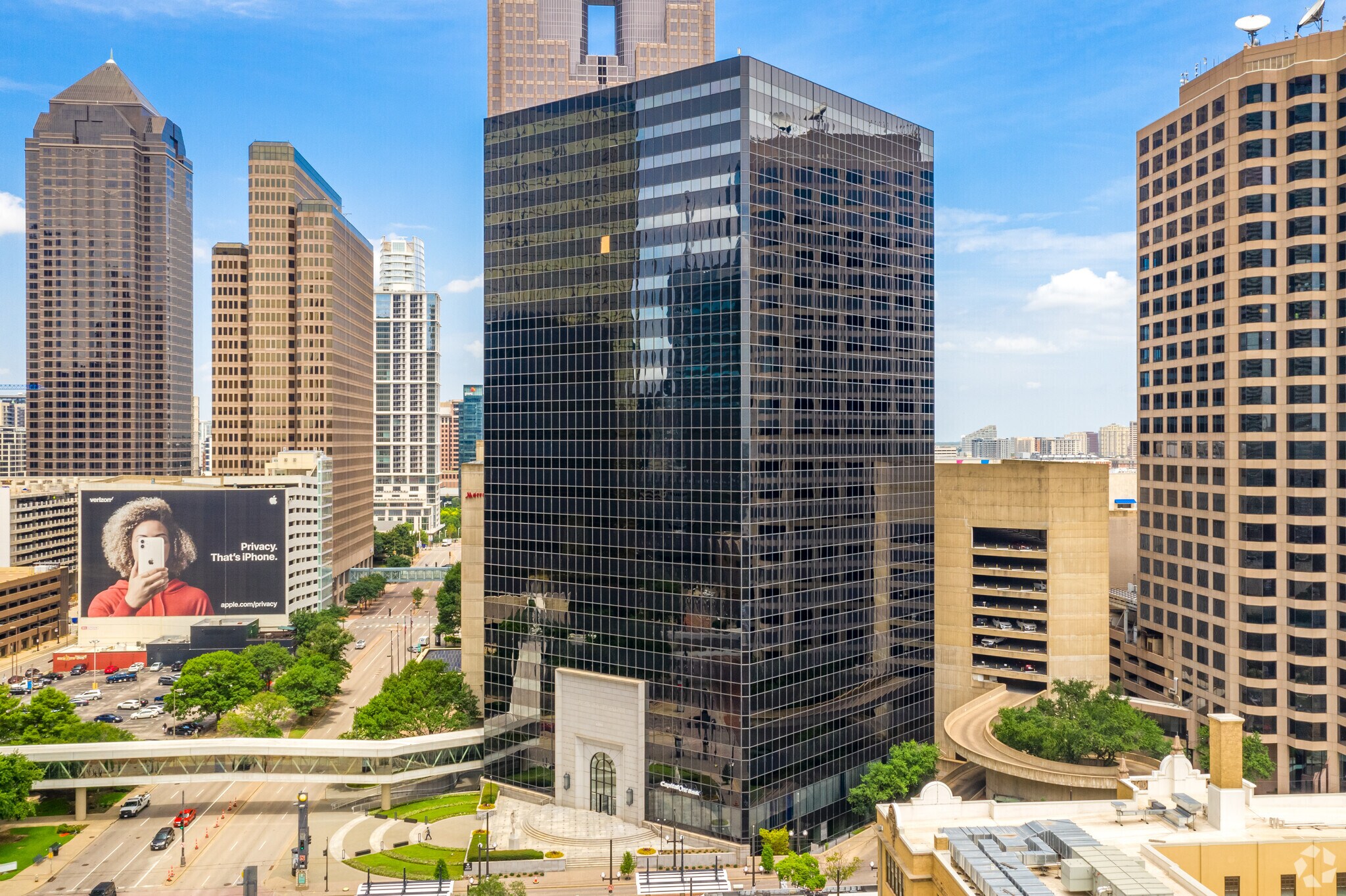 600 N Pearl St, Dallas, TX à louer Photo de l’immeuble– Image 1 sur 15
