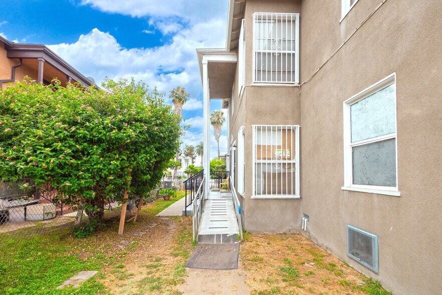 1931 W 35th Pl, Los Angeles, CA à vendre - Photo de l’immeuble – Image 2 sur 13