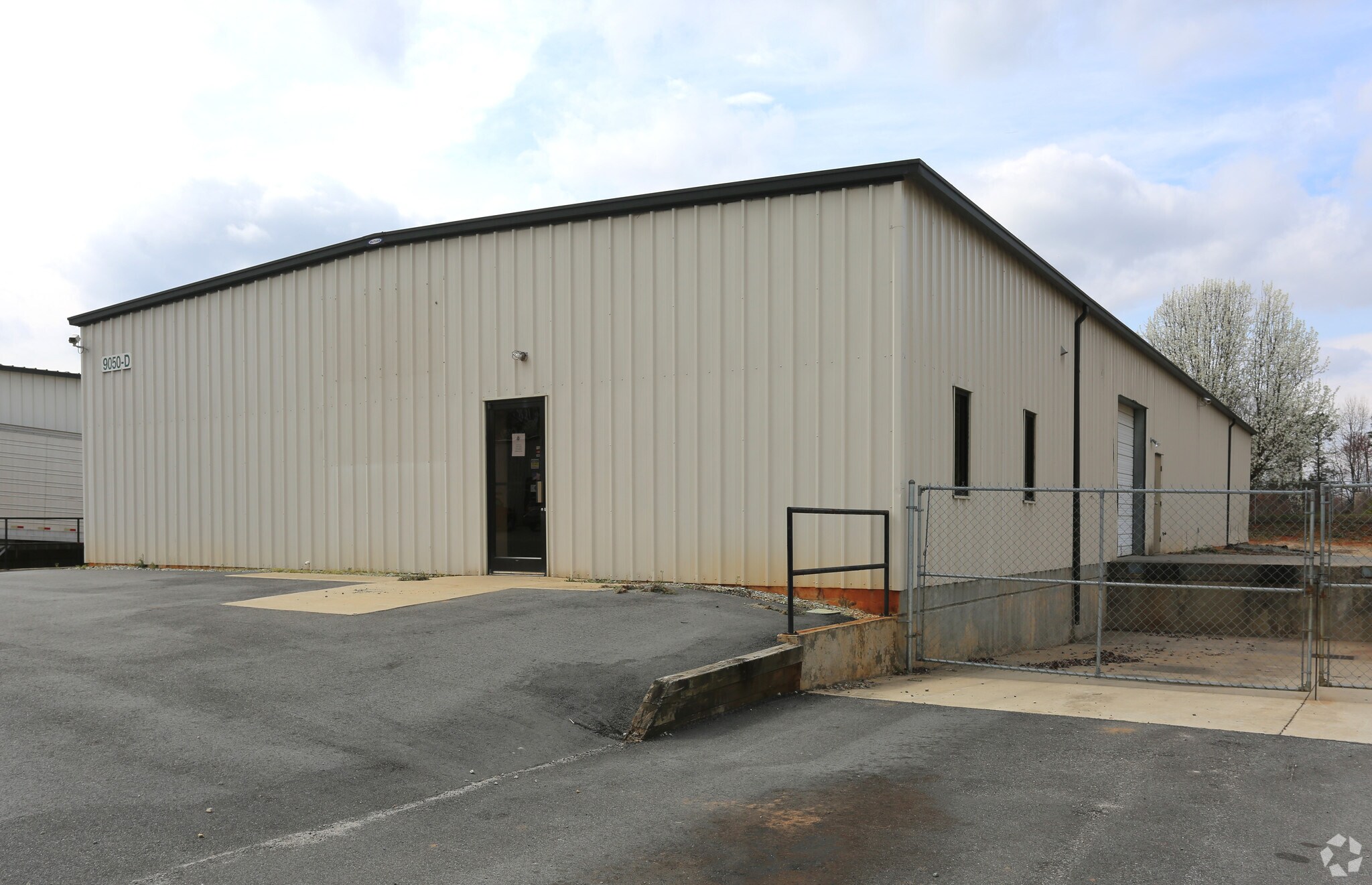9050 W Market St, Colfax, NC à louer Photo principale– Image 1 sur 7