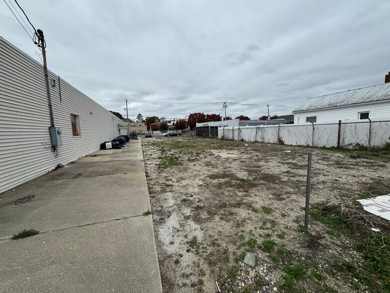 605 W Montauk Hwy, Lindenhurst, NY à louer - Photo de l’immeuble – Image 2 sur 2