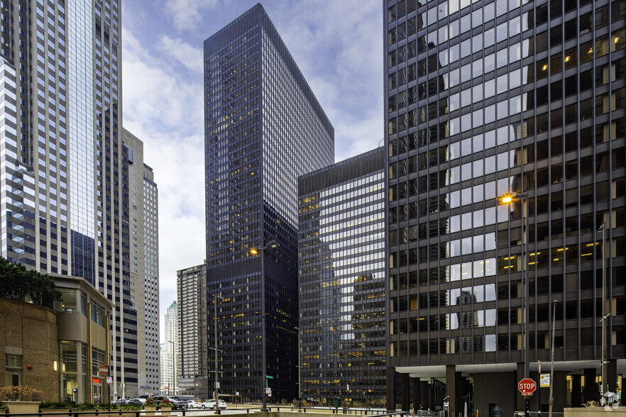 225 N Michigan Ave, Chicago, IL à louer - Photo de l’immeuble – Image 1 sur 5