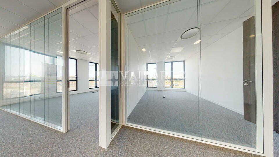 Bureau dans Vaulx-en-Velin à louer - Photo de l’immeuble – Image 3 sur 12
