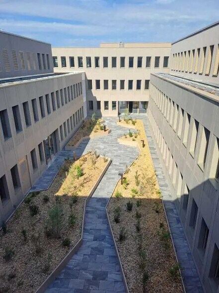 Bureau dans Bron à vendre - Photo de l’immeuble – Image 2 sur 22