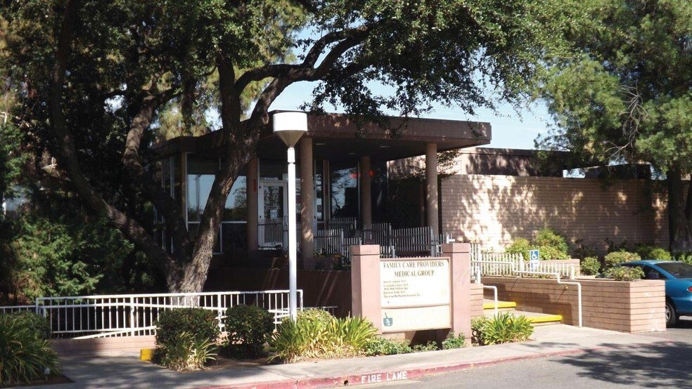 1300 N Fresno St, Fresno, CA à louer - Photo de l’immeuble – Image 1 sur 5