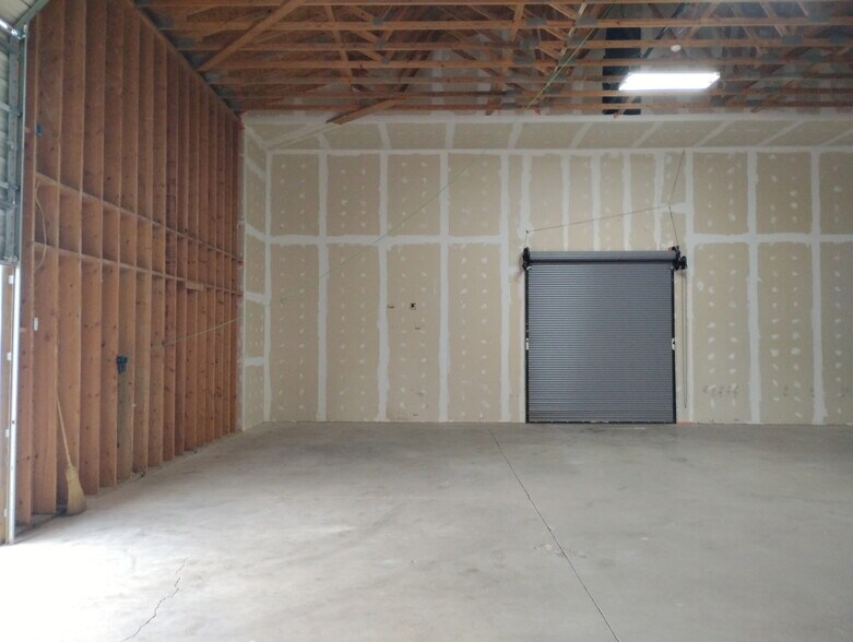 4296 Van Dyke Rd, Almont, MI à louer - Photo de l’immeuble – Image 2 sur 6
