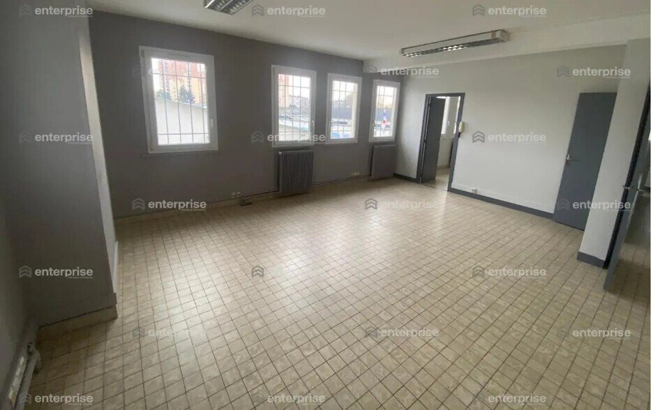 Bureau dans Compiègne à louer - Photo de l’immeuble – Image 2 sur 9