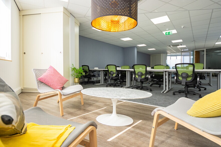 Tudor Sq, West Bridgford à louer - Photo de l’immeuble – Image 3 sur 12