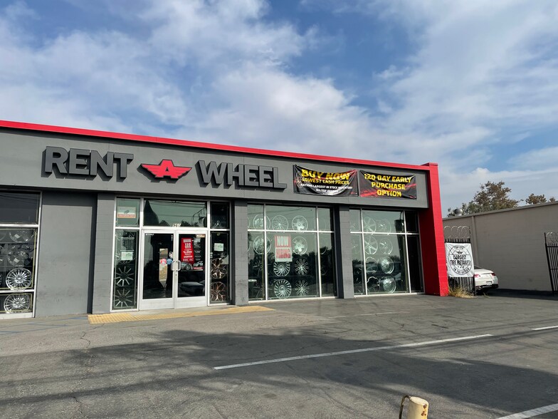 960 W Holt Blvd, Ontario, CA à vendre - Photo de l’immeuble – Image 1 sur 24